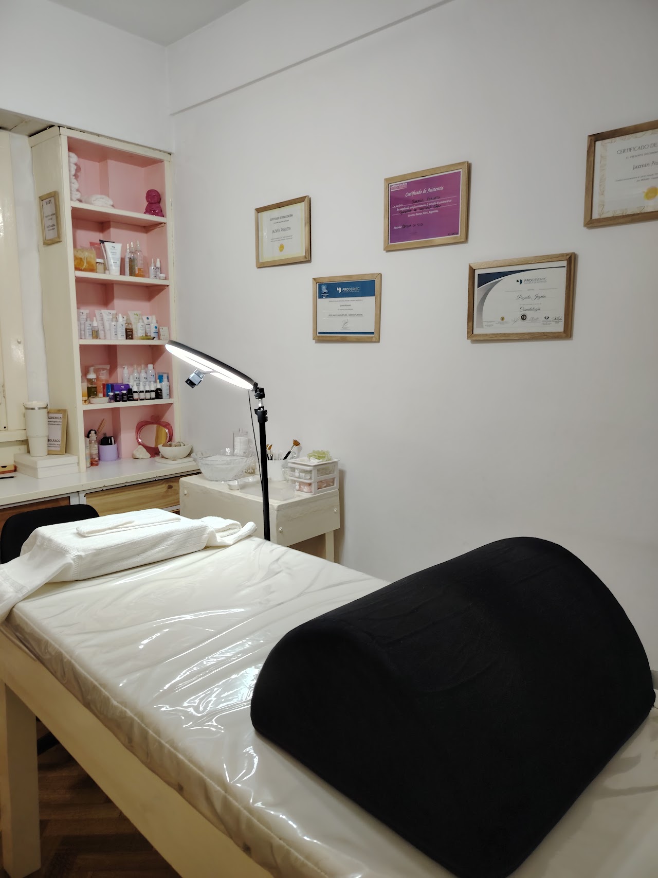 Sesión de cosmetología y masaje facial relajante en Kalí Espacio Integral